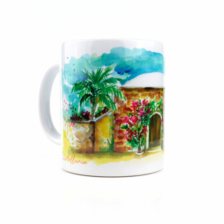 Tazza in ceramica lucida con disegno di un dammuso di pantelleria