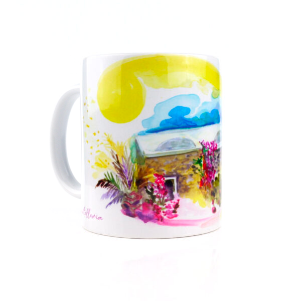 Tazza in ceramica lucida con disegno di un dammuso di pantelleria